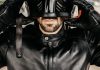 un homme enfilant un casque de moto