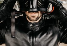 un homme enfilant un casque de moto