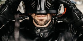 un homme enfilant un casque de moto
