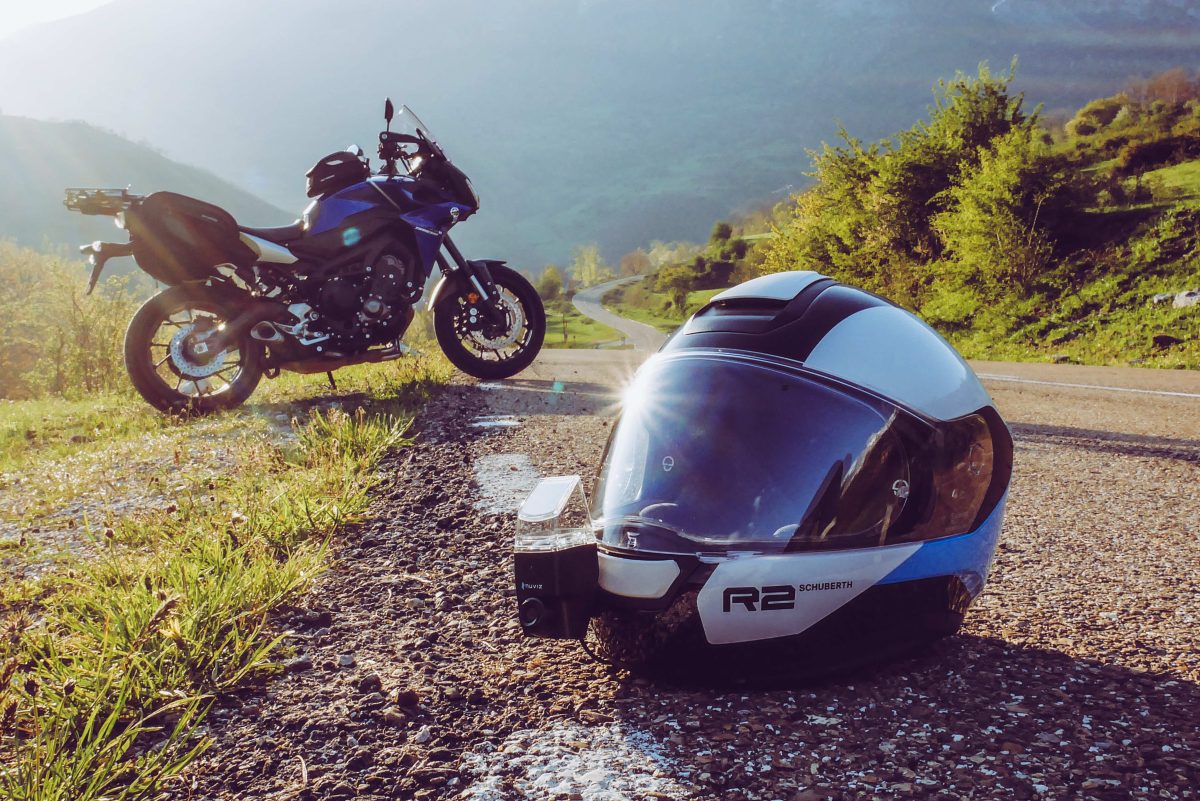 casque de moto mis en avant dans la nature