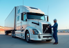 Camion moderne de 40 tonnes au centre logistique avec conducteur