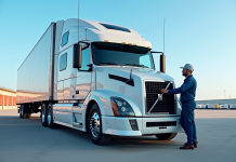 Camion moderne de 40 tonnes au centre logistique avec conducteur