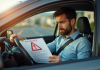 Conducteur inquiet avec document d'assurance en ville