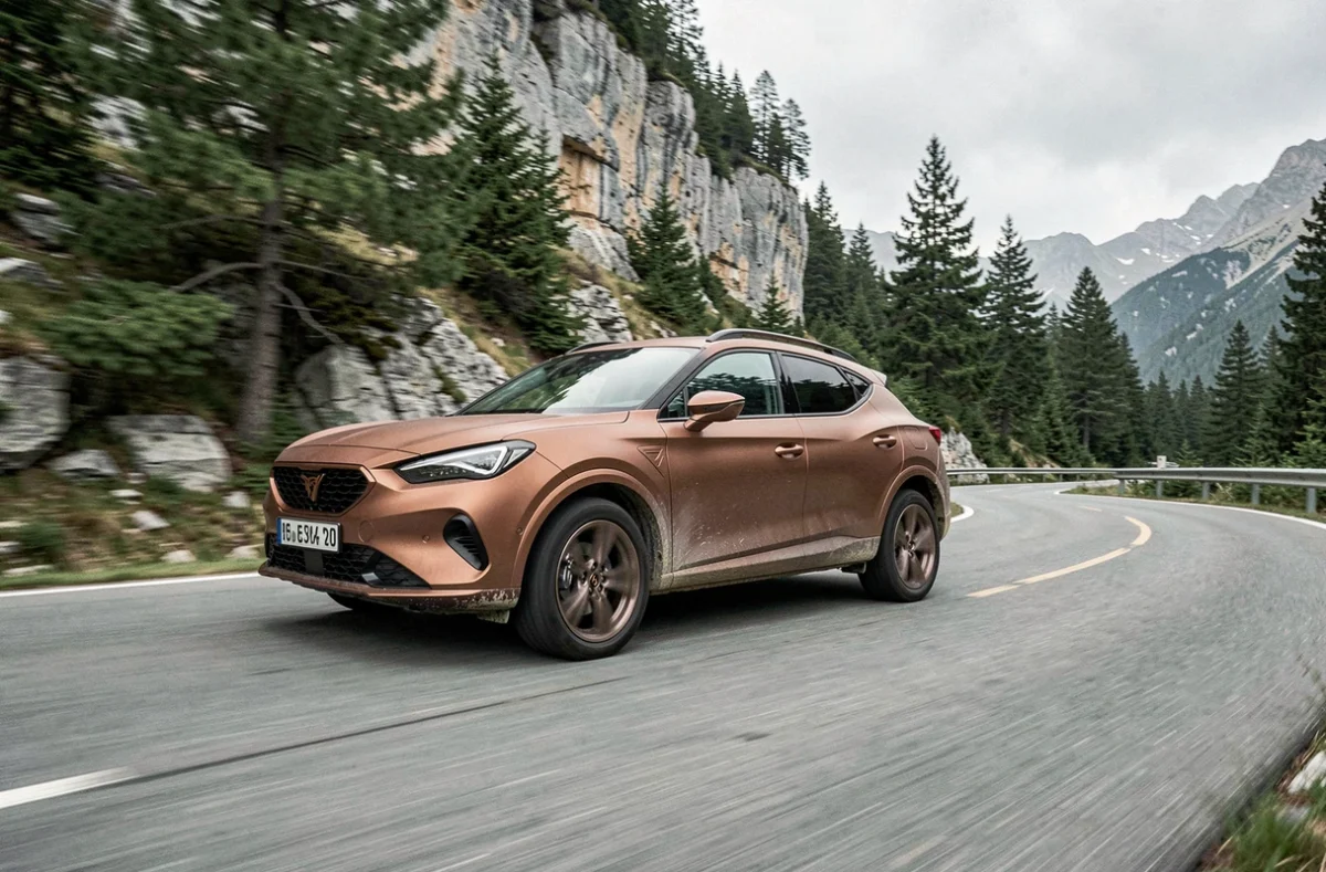 Cupra Formentor en conduite sur une route de montagne sinueuse dans les Pyrénées, illustrant les performances et le dynamisme du SUV sportif