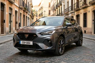 Cupra Formentor garé dans une rue urbaine de Barcelone, vue 3/4 avant mettant en valeur le design sportif et les feux signature