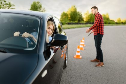 Apprentissage du code de la route en auto-école avec un élève et un moniteur