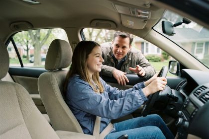 Jeune fille souriante en voiture avec son père