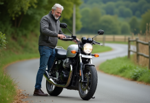 Homme d'âge moyen montant sur une moto de tourisme en pleine nature