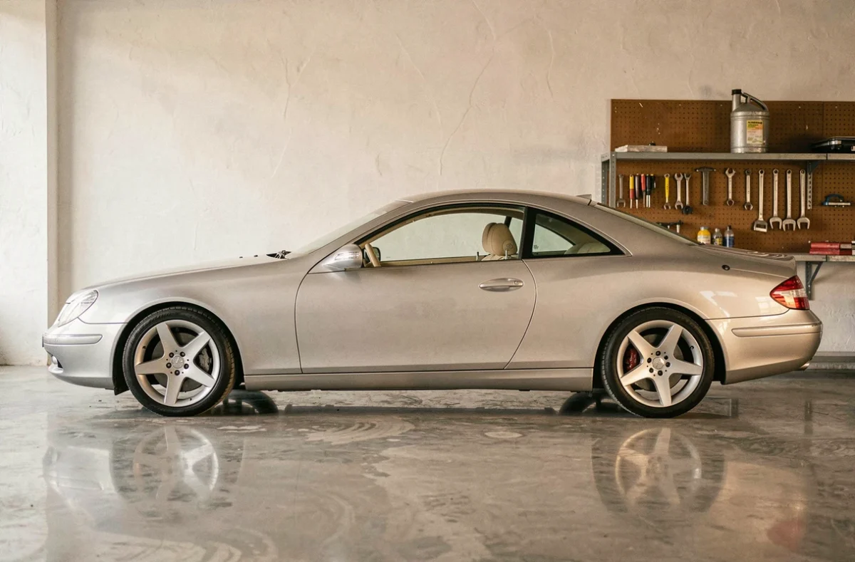 Mercedes CL600 C215 V12 argent en profil dans un garage privé soigné, coupé youngtimer de collection au potentiel d'investissement élevé